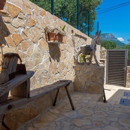 Plum Holiday Home Kaštel Stari Buitenkant foto